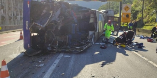 Vídeo mostra momento que ônibus tomba com jogadores do Umuarama Futsal