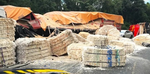 Vítima fica encarcerada em acidente entre três veículos na BR-277