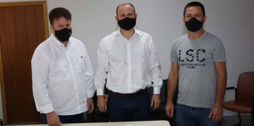 Zado reassume a prefeitura de Santa Helena na presença de deputado e vereadores