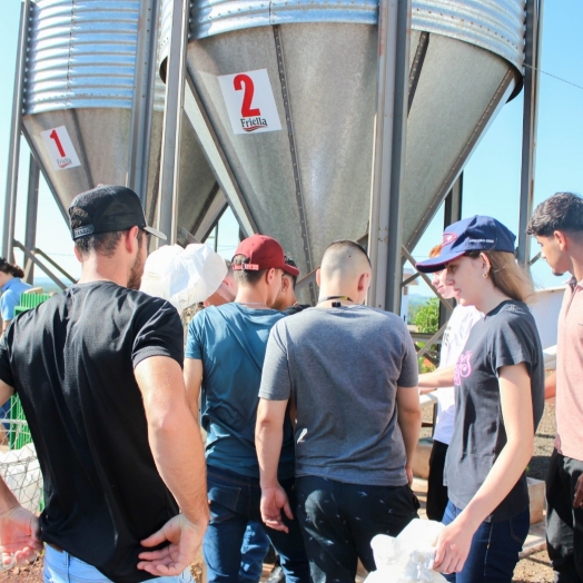 Acadêmicos de Engenharia Agronômica da Faculdade UNIGUAÇU realizam visita técnica em Granja de Produção de Suínos