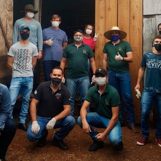 Acadêmicos da UNIGUAÇU, realizam visita técnica em propriedade e aprendem sobre o Método Famacha em Caprinos