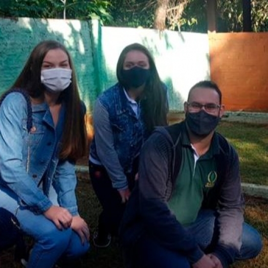 Acadêmicos do Grupo de Estudos de Animais Silvestres da UNIGUAÇU visitam Centro de Falcoaria em Foz do Iguaçu