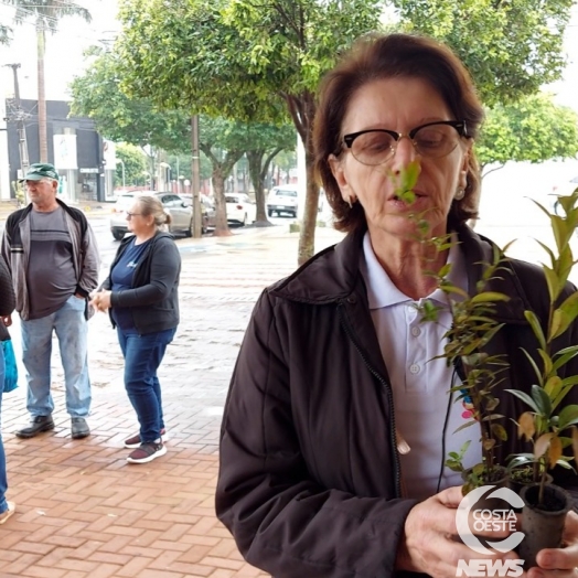 ACAF realiza troca de plantas por alimentos em São Miguel do Iguaçu