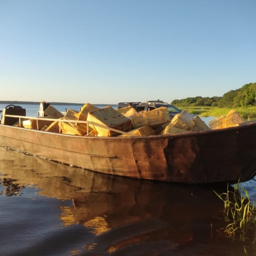 Ação conjunta apreende embarcação com 100 caixas de cigarros estrangeiros contrabandeados no Lago de Itaipu, em Missal