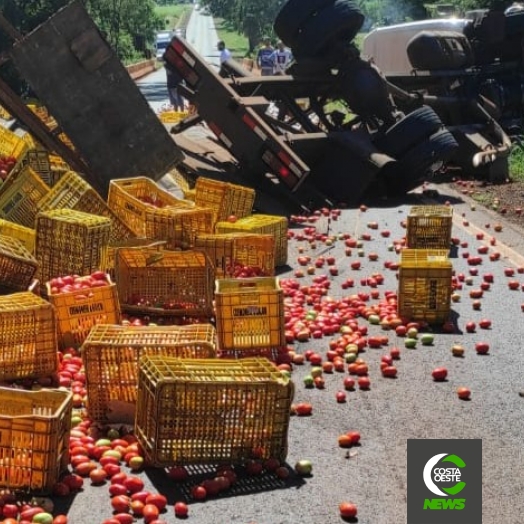 Acidente com caminhão carregado com tomates interdita a PR-495 em Missal