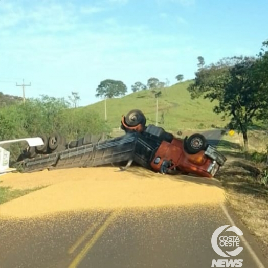 Acidente com caminhão interdita a PR 488 entre Santa Helena e Diamante D