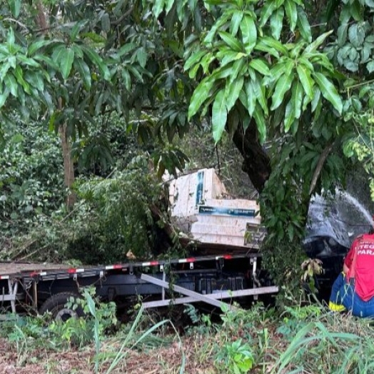 Acidente com caminhão termina em morte na PR-497 em Missal depois de pegar fogo