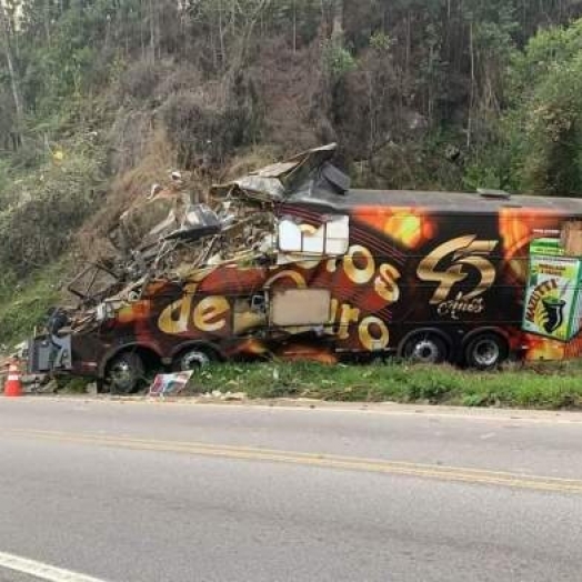 Acidente com ônibus da Banda Garotos de Ouro tira a vida do vocalista Airton Machado