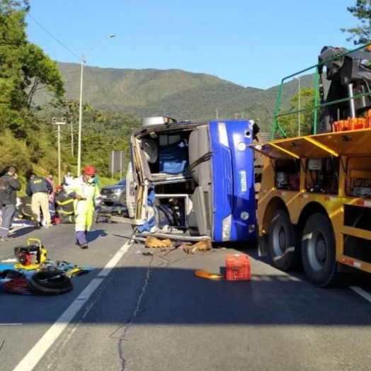 Acidente com ônibus do Umuarama Futsal deixa dois mortos e 10 feridos na BR-376