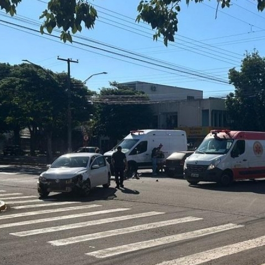 Acidente entre dois veículos no centro de Santa Helena deixa uma idosa ferida