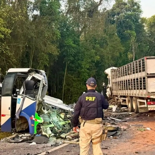 Acidente entre ônibus e caminhão mata 23 pessoas em estrada no Paraná