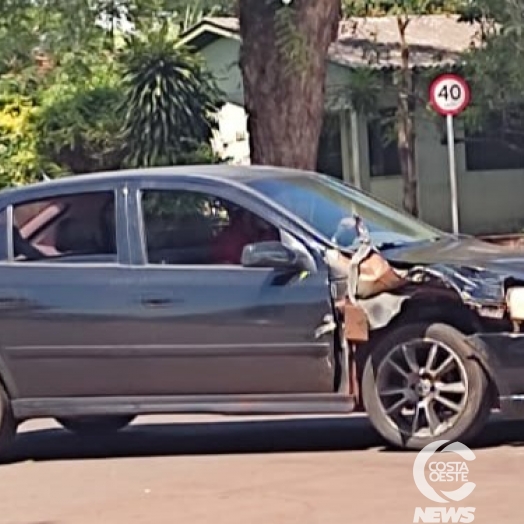 Acidente envolve caminhão e Astra no bairro Baixada Amarela, em Santa Helena