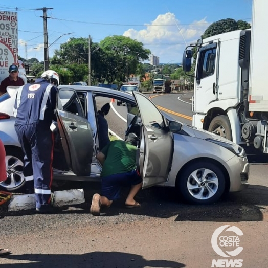 Acidente envolve caminhão e HB20 no trevo de acesso à Santa Helena