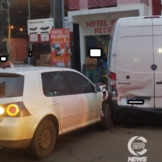 Acidente envolve veículos no centro de Santa Helena