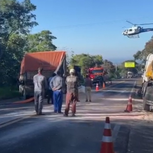 Acidente envolvendo automóvel e dois caminhões interdita temporariamente a BR 277 nesta sexta (28)