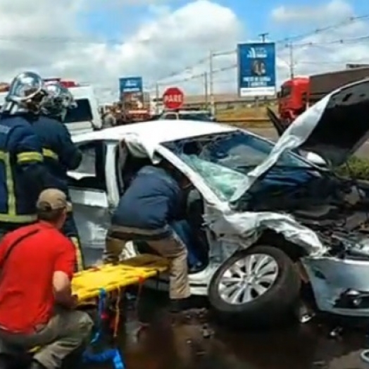 Acidente grave com van de São Miguel é registrado na BR-277 em Foz