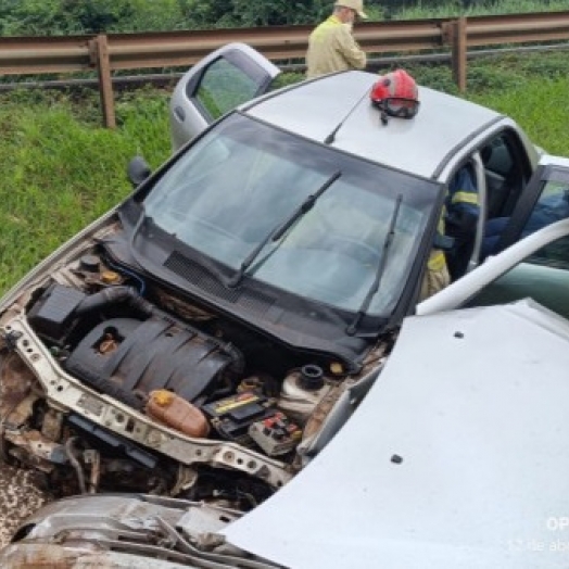Acidente na BR-277 deixa motorista ferida após carro capotar