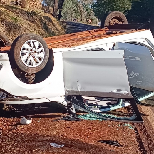 Acidente na PR 497: Carro tomba próximo à Prainha em São Miguel do Iguaçu