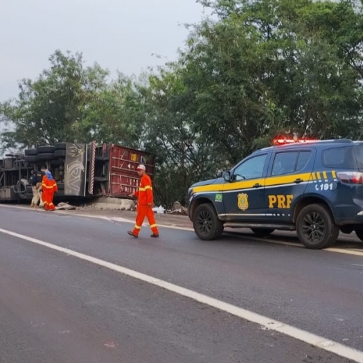 Acidente na Serra do Mico: Carreta com carga de PVC tomba e deixa rodovia parcialmete interditada