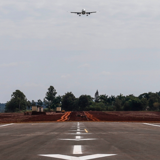 Bolsonaro e Ratinho Junior inauguram a nova pista de pousos e decolagens do Aeroporto de Foz