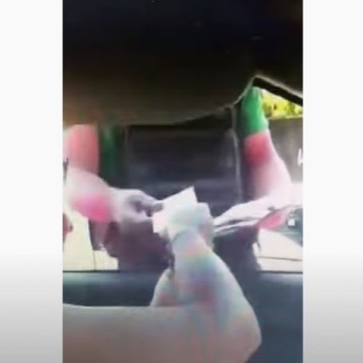 Agente de trânsito de Iguazú é filmado recebendo dinheiro de motorista brasileira