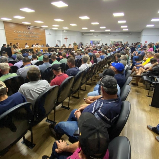 Agricultores lotam Câmara de Vereadores de Santa Helena para debater segurança e demarcação de terras