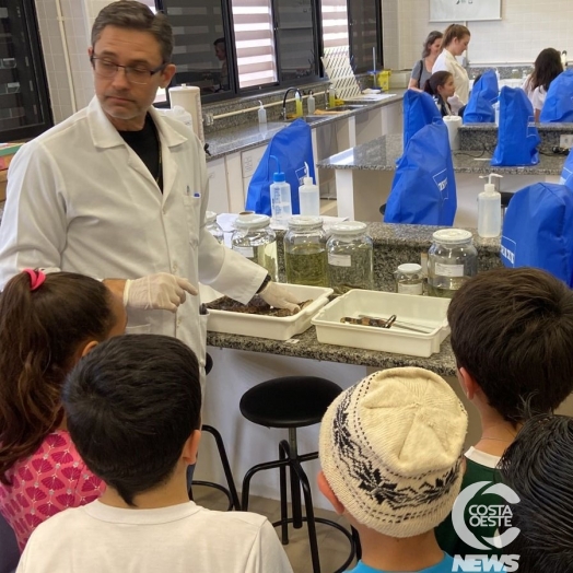 Alunos da Escola Marechal Deodoro em Santa Helena visitam laboratório da UTFPR e conhecem o 