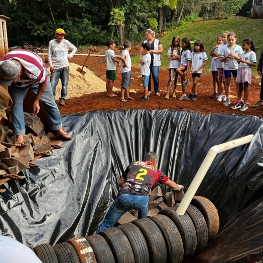 Alunos da Escola Olavo Bilac do Portão Ocoí acompanham construção de fossa ecológica em Missal