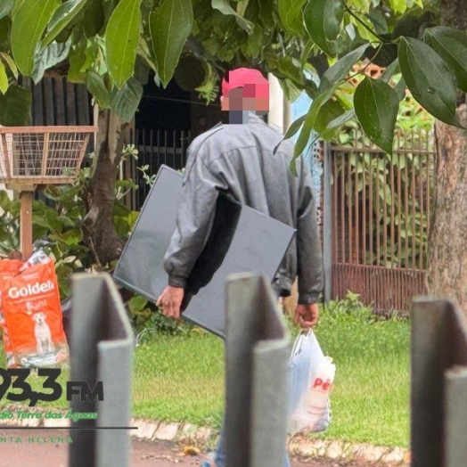 Andando tranquilão pela rua, dupla é presa em Santa Helena com objetos furtados