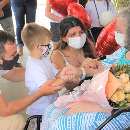 Após 88 dias, paciente internada com covid-19 ganha alta no Hospital Costa Cavalcanti