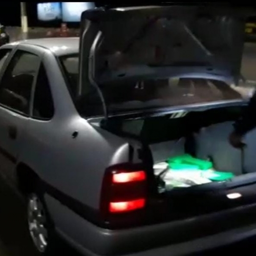 Após perseguição PRF apreende carro com placas de Matelândia carregado com maconha na BR-277