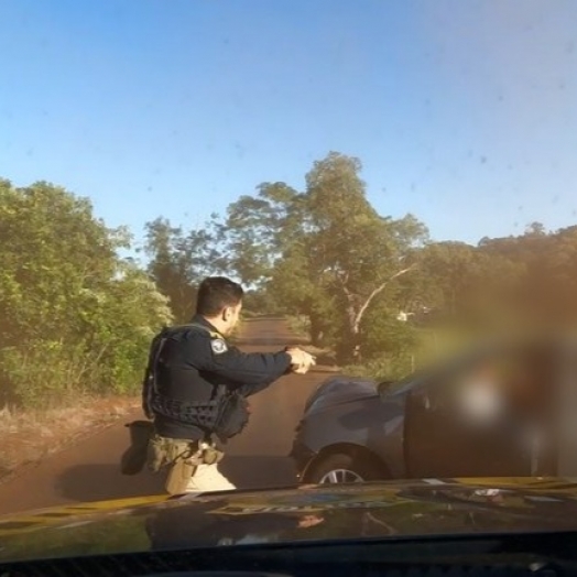 Após tentativa de fuga, PRF prende casal com drogas na região de fronteira no Paraná