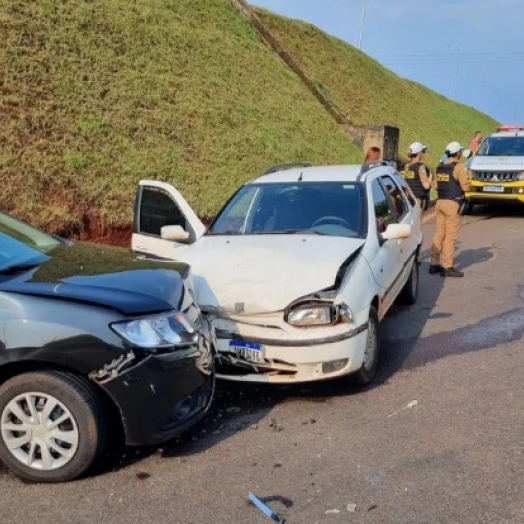 Assaltantes em fuga causam dois acidentes de trânsito em Foz do Iguaçu