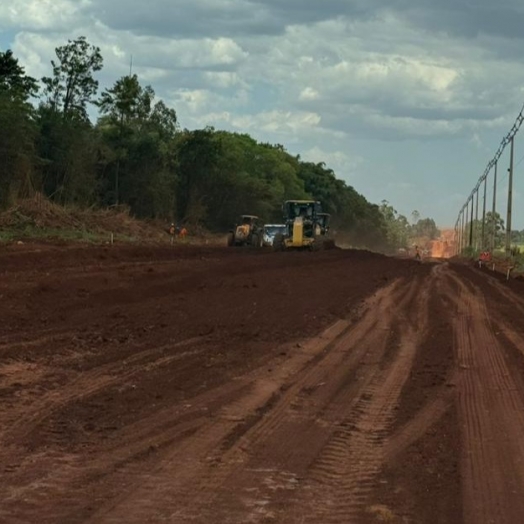 Avançam obras de terraplanagem para asfalto que dá acesso ao Porto Índio no Paraguai