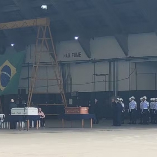 Avião da FAB com urnas de três vítimas da queda de aeronave em SP chega a Cascavel