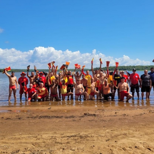 Balneário de Santa Helena foi palco da 1ª Travessia dos Guarda-Vidas Veteranos 