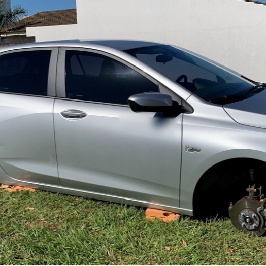 Bandidos furtam rodas de carro e as substituem por tijolos em Cascavel