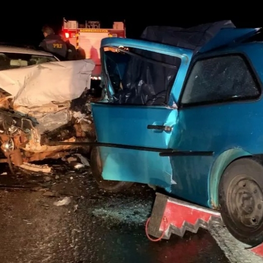 Batida frontal mata homem e deixa outros dois feridos na BR 277, em Cascavel