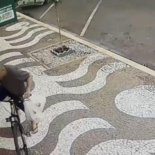 Bicicleta e compras de mercado são furtadas no centro de Santa Helena