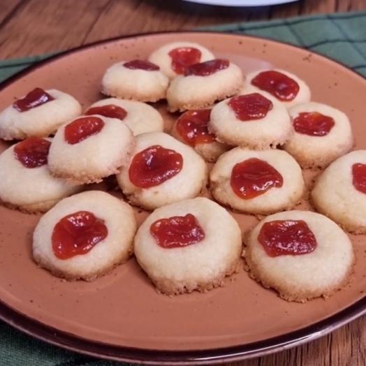 Biscoito amanteigado com goiabada