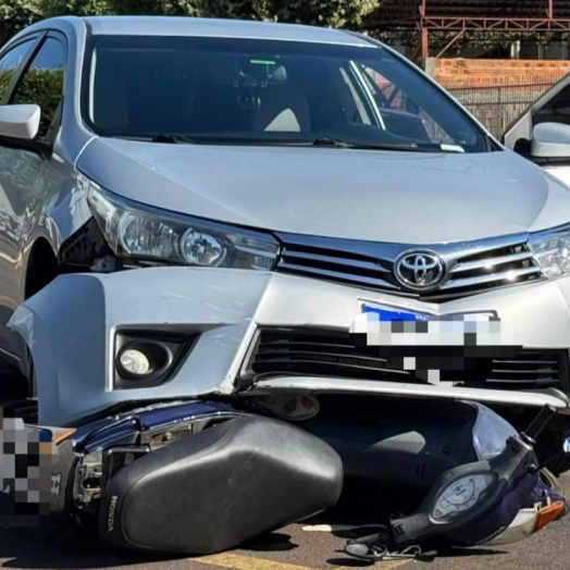 Biz para embaixo de Corolla após colisão em cruzamento de Santa Helena