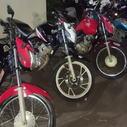 Blitz da PM apreende cinco motocicletas e prende homem por adulteração de chassi em Medianeira