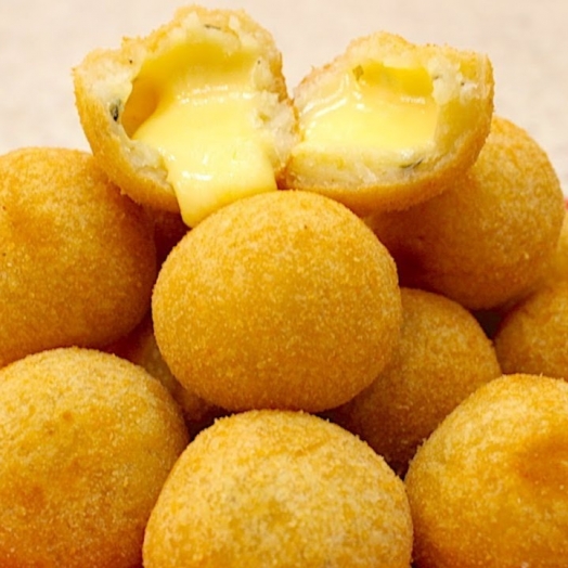 Bolinha de queijo recheada