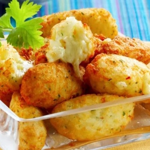 Bolinho de arroz e batata recheado com queijo