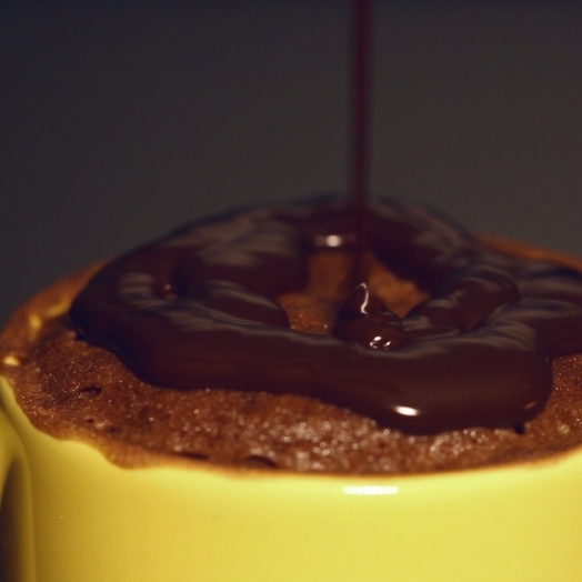 Bolo de caneca com recheio e cobertura de chocolate