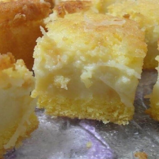 Bolo de flocão de milho cremoso