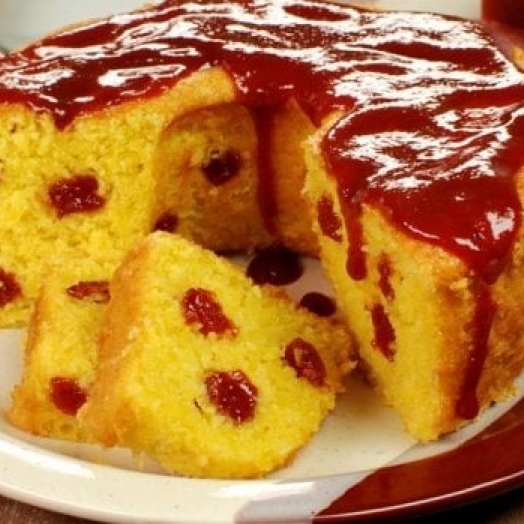 Bolo de fubá com goiabada