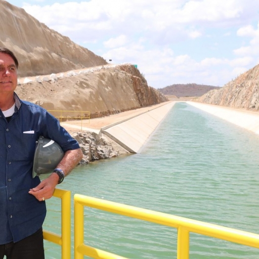 Bolsonaro anuncia apoio para 750 mil caminhoneiros comprarem diesel