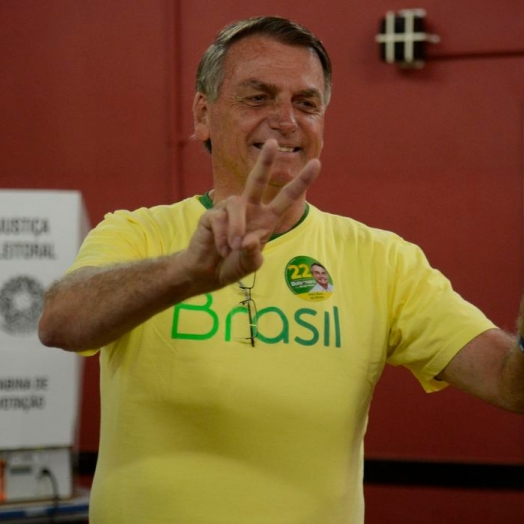 Bolsonaro diz estar confiante na vitória, após votar no Rio