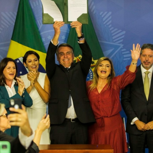 Bolsonaro sanciona piso para enfermagem sem reajuste automático